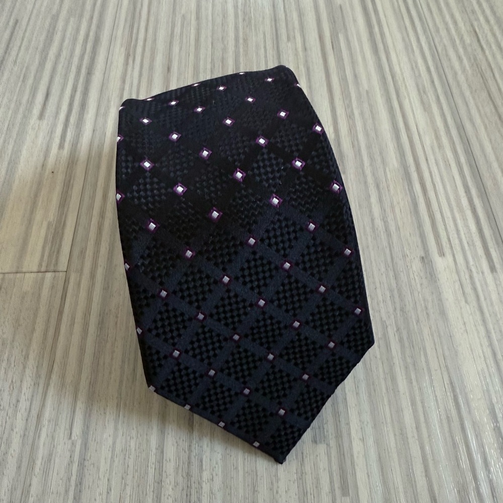 Donald J Trump Silk Necktie in Black with small dimonds in white & purple - EUC